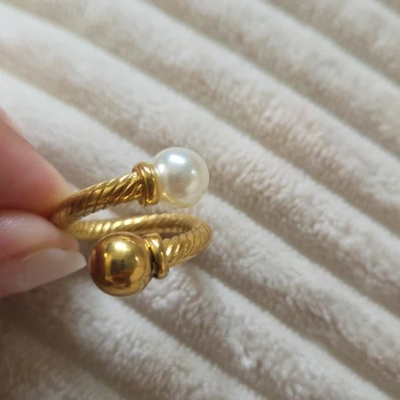 New Gold Tone And Pearl Ring - Picture 2 of 3